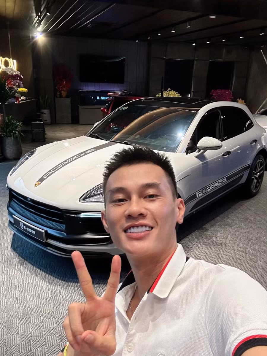 Phan Công Khanh thường xuyên chụp ảnh nhiều siêu xe đăng lên mạng xã hội. Ảnh: Facebook nhân vật