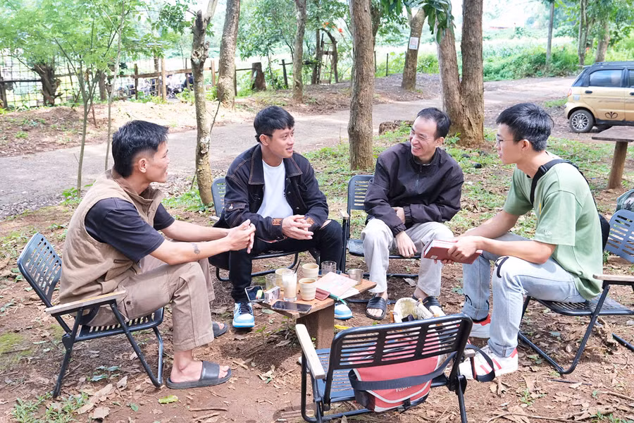 Nhà sáng tạo âm nhạc Nguyễn Thiết (thứ 2 từ trái sang) cùng nhóm bạn sáng tác nhạc trẻ ở phố núi Pleiku. Ảnh: H.N
