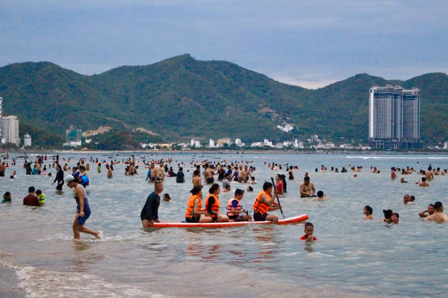 Theo anh Văn An (người chuyên hướng dẫn du khách chèo SUP), SUP có nhiều loại nhưng loại được nhiều người sử dụng hiện nay là SUP bơm hơi vì nó dễ sử dụng. Thuyền sẽ được bơm bằng ống bơm chuyên dụng, phía trên ống bơm có đồng hồ đo áp suất. Dụng cụ đi kèm bao gồm có mái chèo, dây an toàn và bánh lái.