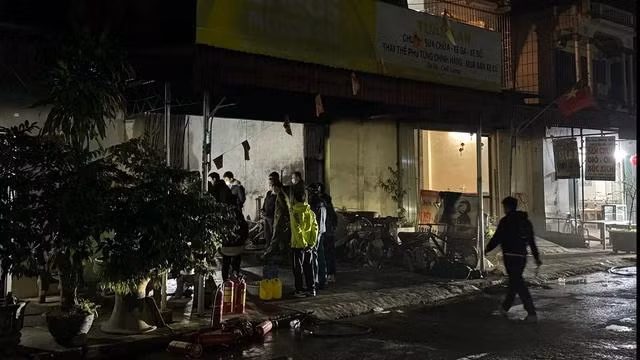 Lực lượng chức năng đang khám nghiệm hiện trường ngôi nhà bị cháy. Ảnh: Phúc Ngư Lực lượng chức năng đang khám nghiệm hiện trường ngôi nhà bị cháy. Ảnh: Phúc Ngư