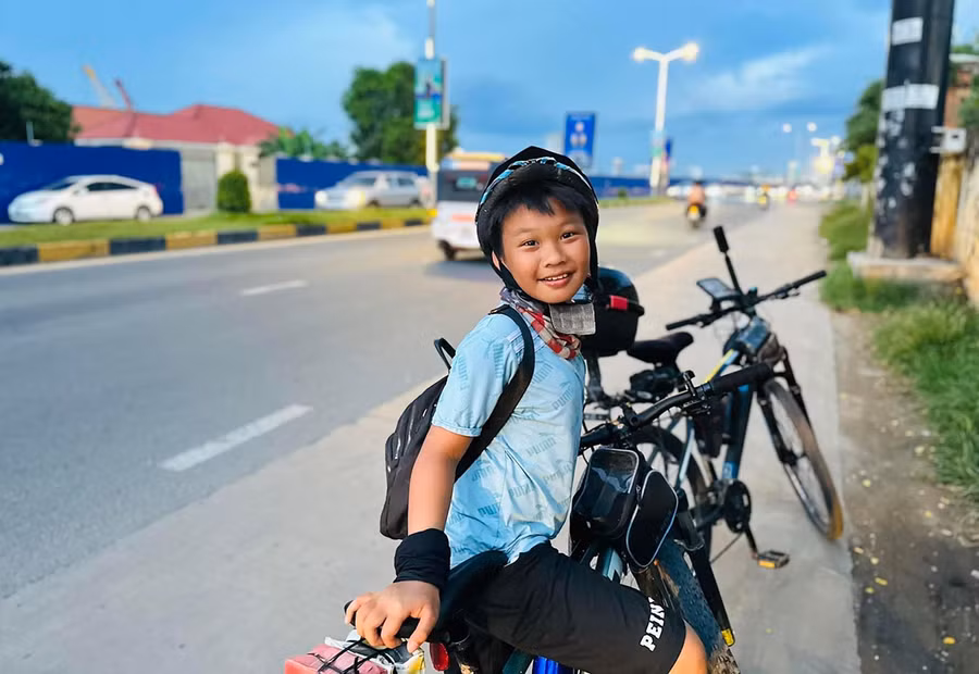 Cua rơ "nhí" Nông Quang Anh trên hành trình đạp xe tại đất nước Campuchia (ảnh nhân vật cung cấp). Cua rơ "nhí" Nông Quang Anh trên hành trình đạp xe tại đất nước Campuchia (ảnh nhân vật cung cấp).
