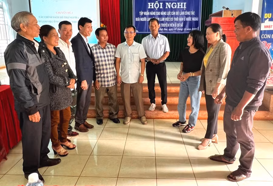 Huyện Đak Đoa nâng cao nghiệp vụ cho cán bộ cơ sở để tuyên truyền đưa lao động đi làm việc ở nước ngoài. Ảnh: Đinh Yến Huyện Đak Đoa nâng cao nghiệp vụ cho cán bộ cơ sở để tuyên truyền đưa lao động đi làm việc ở nước ngoài. Ảnh: Đinh Yến