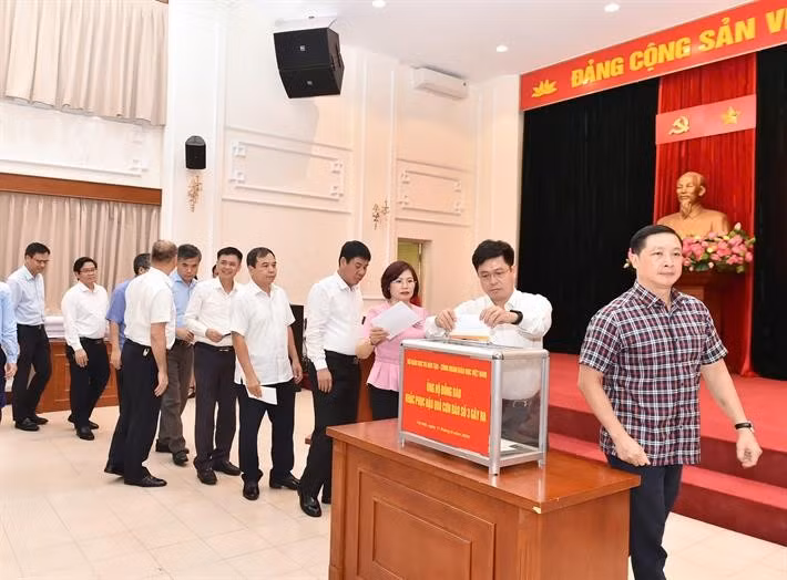 Cán bộ, nhân viên Bộ Giáo dục và Đào tạo ủng hộ đồng bào bị thiệt hại do bão số 3. (Ảnh: PV/Vietnam+)