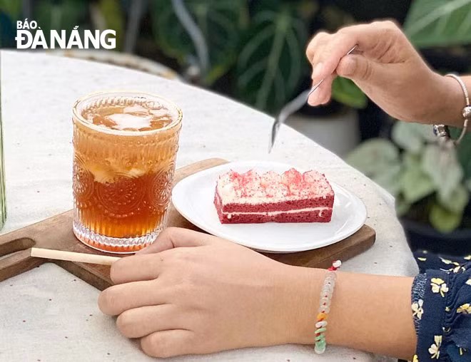 Ngoài cà phê, quán phục vụ thêm bánh ngọt để khách tiện ăn sáng hay nhâm nhi cùng cà phê, hoặc trà. Ảnh: H.L