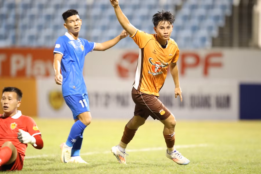 Trần Gia Bảo ghi bàn thắng ở tuổi 16 tại sân chơi V-League.ẢNH: ĐÔNG NGHI Trần Gia Bảo ghi bàn thắng ở tuổi 16 tại sân chơi V-League.ẢNH: ĐÔNG NGHI