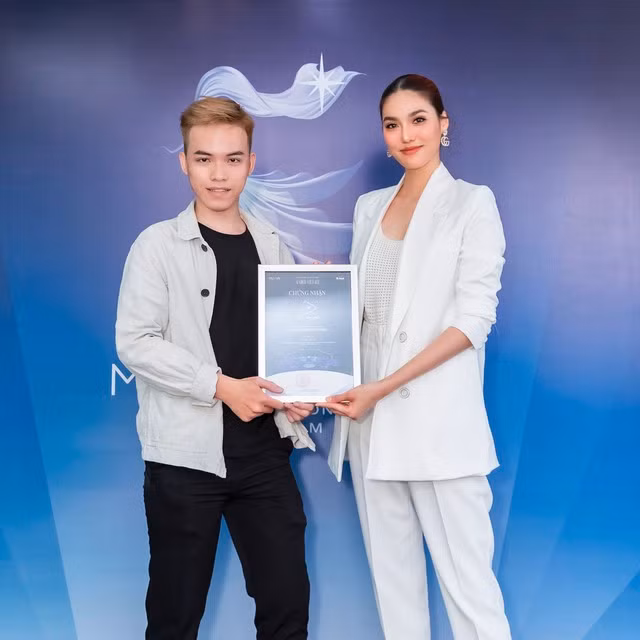 Lan Khuê đại diện đơn vị nắm bản quyền Miss Universe tại Việt Nam trao giải cho người thiết kế vương miện, thiết kế biểu tượng giành chiến thắng