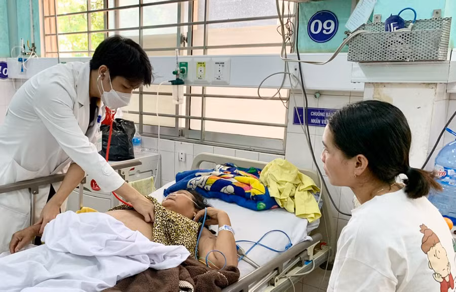 Tham gia BHYT, người dân được chia sẻ gánh nặng chi phí khi chẳng may ốm đau, bệnh tật. Ảnh: Như Nguyện