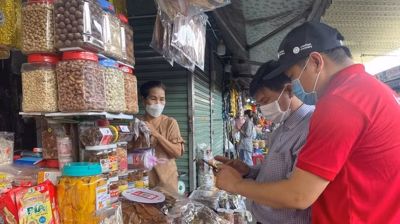 Tiểu thương các chợ trên địa bàn Ðà Nẵng đã triển khai ứng dụng Chợ 4.0 để khách hàng không cần sử dụng tiền mặt.