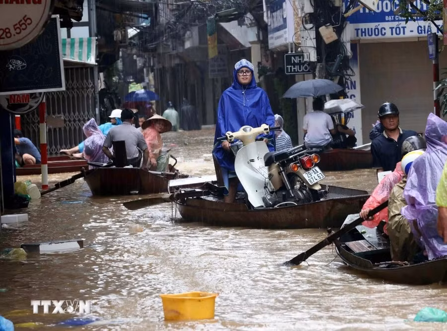 Hình ảnh những con đò dọc ngang trên "đường" ở phường Phúc Tân, quận Hoàn Kiếm như thế này đã hàng chục năm mới lặp lại (ảnh chụp lúc 14h10 ngày 11/9). (Ảnh: An Đăng/TTXVN)