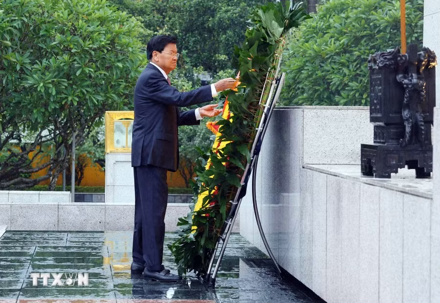 Tổng Bí thư, Chủ tịch nước Lào Thongloun Sisoulith cùng Phu nhân đến đặt vòng hoa tưởng niệm các Anh hùng liệt sỹ tại Ðài tưởng niệm các Anh hùng liệt sỹ. (Ảnh: Phạm Kiên/TTXVN)