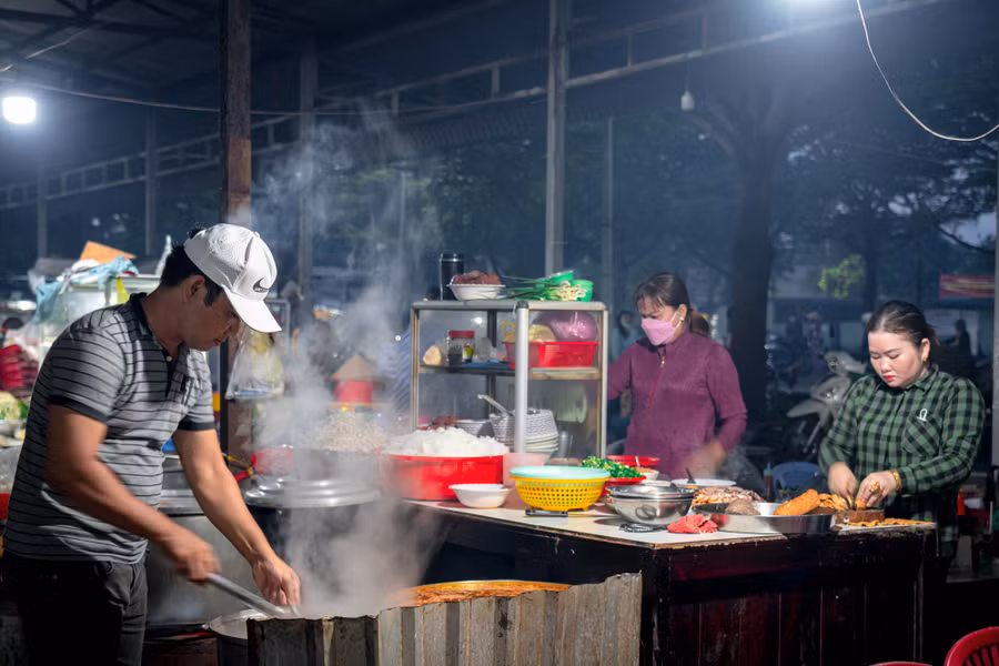Dù thương mại hiện đại với nhiều loại hình như siêu thị, cửa hàng tiện lợi, chợ online nhưng vẫn không thể nào thay thế được các khu chợ truyền thống Việt Nam. Đi chợ quê, người ta không chỉ mua sắm mà còn tận hưởng cả không gian, màu sắc, âm thanh và mùi vị đặc trưng của cả một vùng quê. Nơi ấy chứa đựng tất cả tinh hoa văn hóa của vùng miền mà các loại chợ hiện đại không thể tìm thấy được. Ảnh: BÙI VĂN HẢI