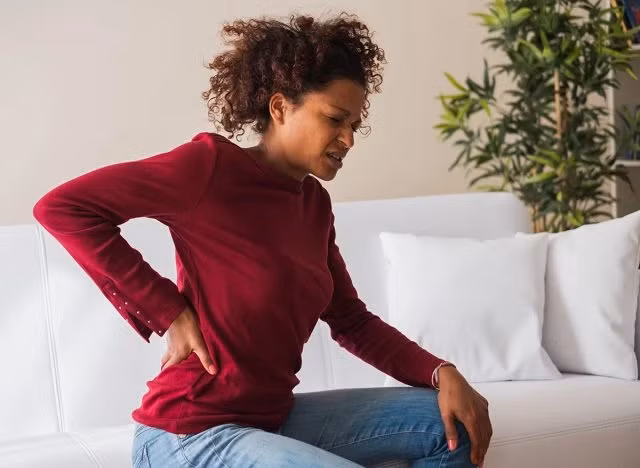 Tư thế kém, chẳng hạn như ngồi xiêu vẹo, là một nguyên nhân khác gây đau cơ liên sườn. MINH HỌA: SHUTTERSTOCK Tư thế kém, chẳng hạn như ngồi xiêu vẹo, là một nguyên nhân khác gây đau cơ liên sườn. MINH HỌA: SHUTTERSTOCK