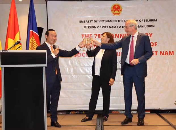 Đại sứ Nguyễn Văn Thảo, bà Paola Pampaloni, Quyền Tổng Vụ trưởng châu Á – Thái Bình Dương, Cơ quan Đối ngoại châu Âu (EEAS), ông Francois Delhaye, Vụ trưởng Vụ Đông Á-Nam Á, châu Đại dương, Bộ Ngoại giao, Thương mại và Hợp tác Phát triển Bỉ, nâng cốc chúc mừng 78 năm Quốc khánh Việt Nam. (Ảnh: Hương Giang/TTXVN)