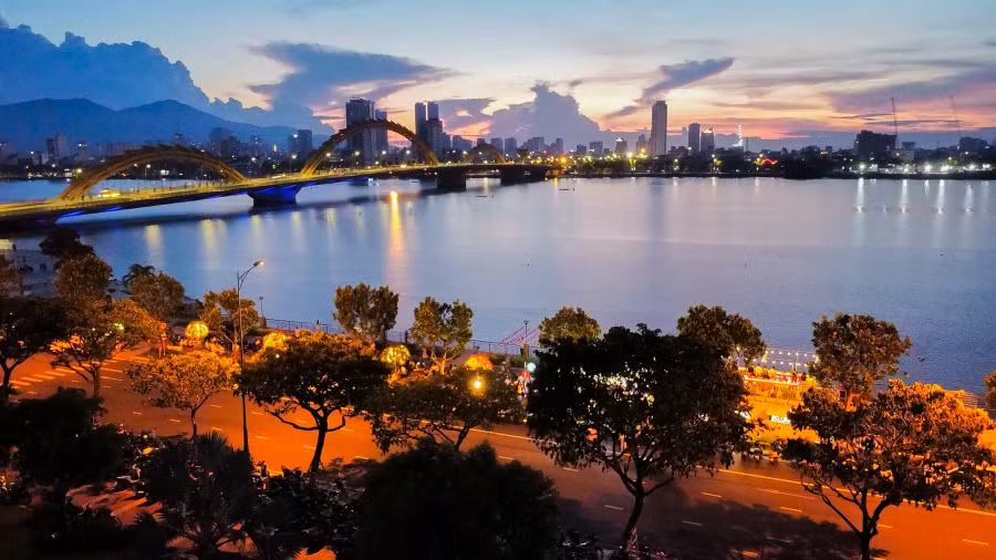Khung cảnh cầu Rồng, sông Hàn lúc 5 giờ sáng. ẢNH: HỮU TÚ Khung cảnh cầu Rồng, sông Hàn lúc 5 giờ sáng. ẢNH: HỮU TÚ