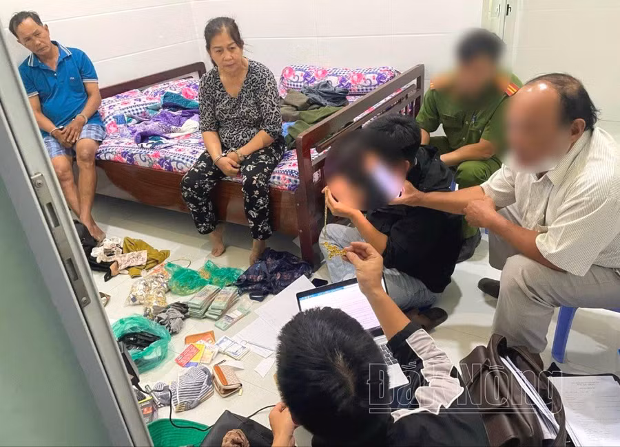 Đối tượng Thình và Yến cùng toàn bộ tang vật trộm cắp bị bắt tại nhà nghỉ ở Bình Thuận