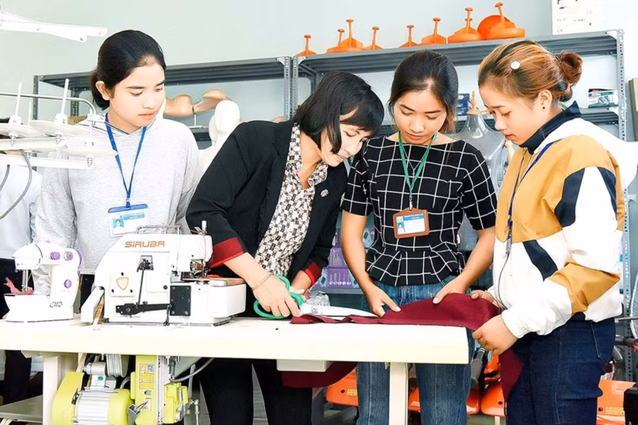 Học viên trong giờ học nghề may tại Trung tâm Giáo dục nghề nghiệp-Giáo dục thường xuyên huyện Đak Đoa. Ảnh: Đ.T