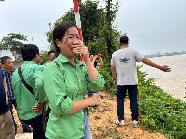 Chị T. khóc chờ thông tin tìm kiếm người thân.