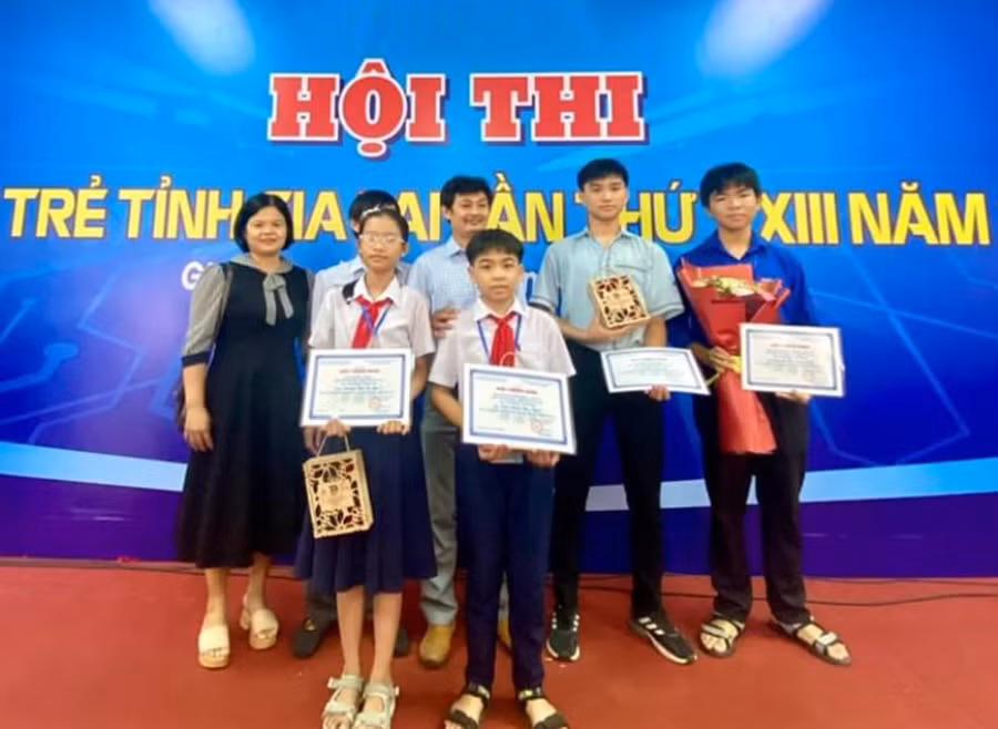 Thầy Cao Chí Hiển (ở giữa, hàng sau) được tiếng là “mát tay” trong bồi dưỡng học sinh giỏi. Ảnh: L.Đ.T