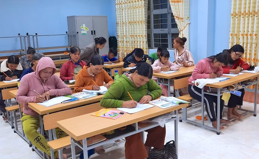 Một lớp học xóa mù chữ vào ban đêm ở TP. Pleiku. Ảnh: Mộc Trà