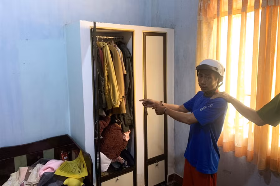 Đoàn Công Thành bị cơ quan công an dẫn giải thực nghiệm lại hiện trường vụ đột nhập nhà dân ở xã Đam B'ri trộm cắp tài sản. Đoàn Công Thành bị cơ quan công an dẫn giải thực nghiệm lại hiện trường vụ đột nhập nhà dân ở xã Đam B'ri trộm cắp tài sản.