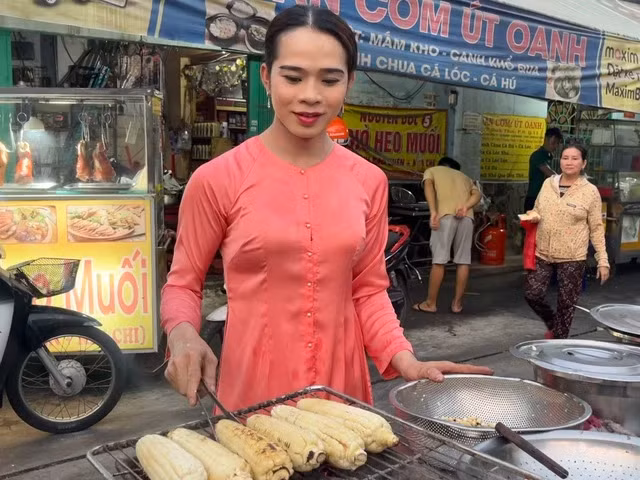 Chị Tây Thy dịu dàng, nữ tính trong bộ bà ba hồng. Ảnh: THÁI THANH