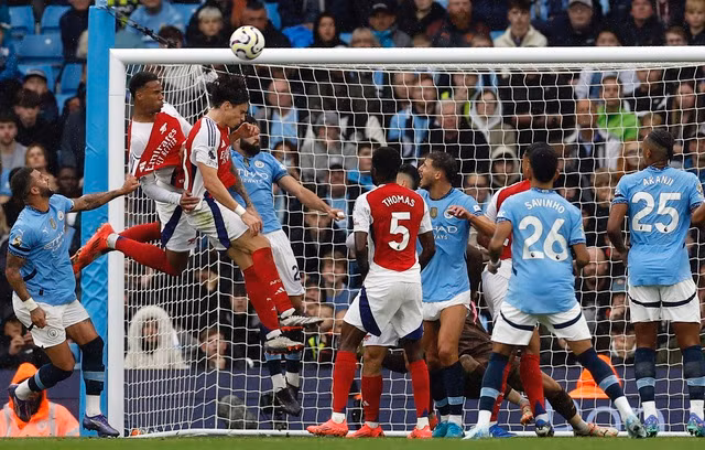 Gabriel Magalhaes đưa Arsenal vượt lên dẫn 2-1 cuối hiệp một Gabriel Magalhaes đưa Arsenal vượt lên dẫn 2-1 cuối hiệp một