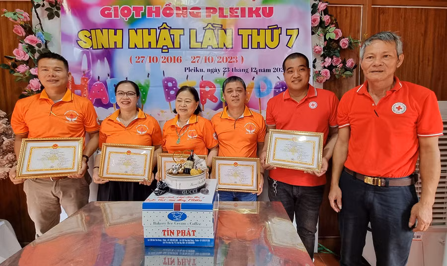 Chủ tịch Hội Chữ thập đỏ TP. Pleiku tặng giấy khen cho các thành viên Câu lạc bộ hiến máu nhân đạo “Giọt hồng Pleiku”. Ảnh: H.P