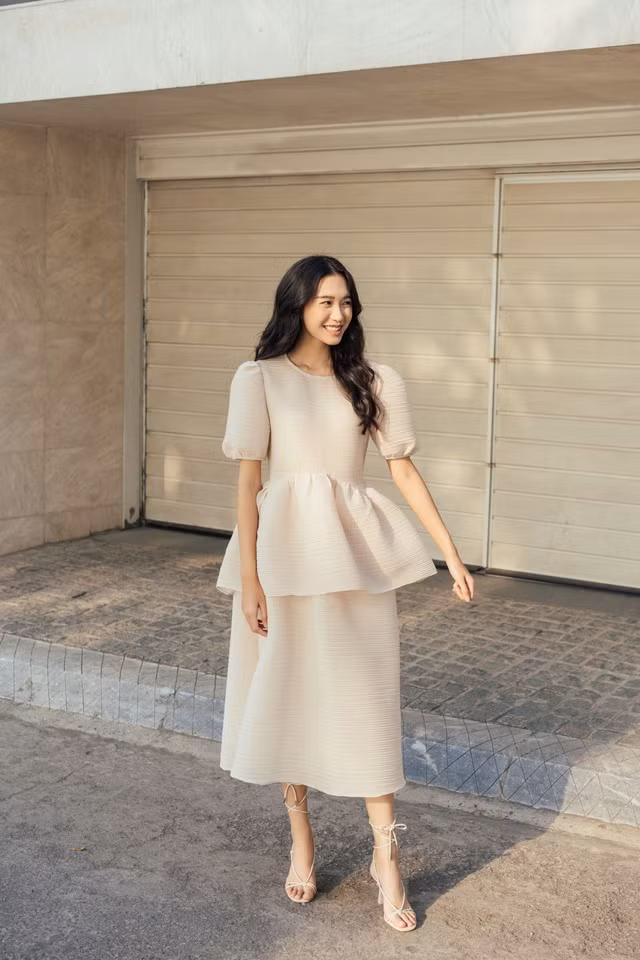 Chiếc đầm mang cảm hứng peplum duyên dáng khoe vẻ đáng yêu của người đẹp và là bộ cánh mùa thu lý tưởng để các nữ tín đồ tham khảo