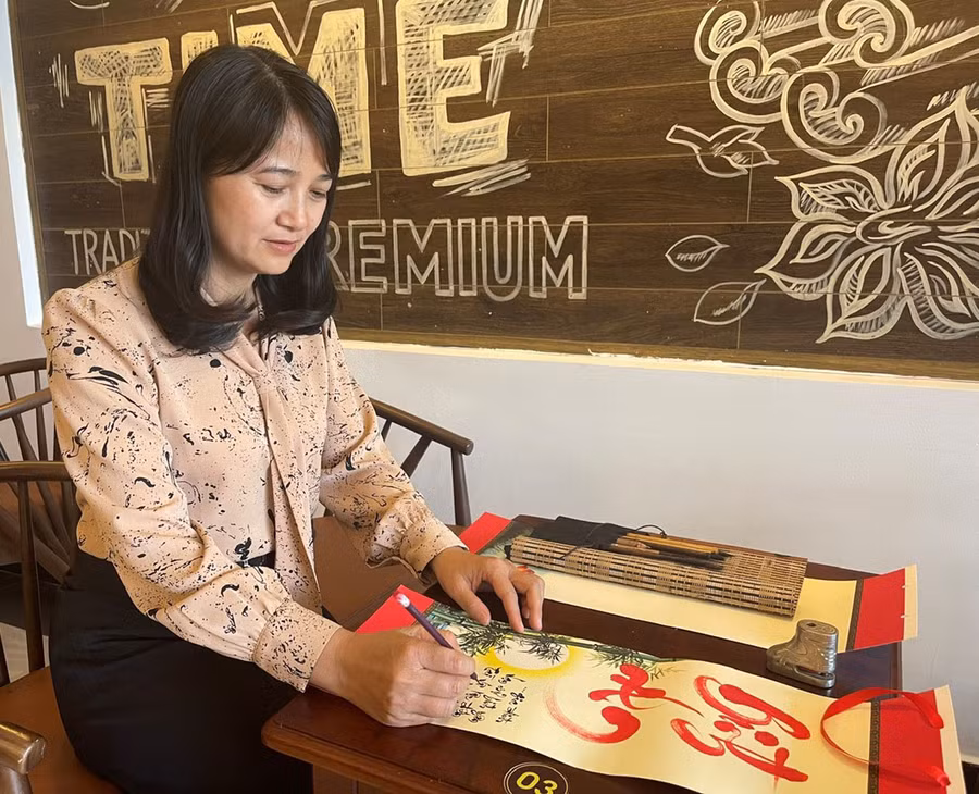 Đam mê thư pháp từ rất lâu nhưng hơn 1 năm trở lại đây, chị Trần Tuyết Hạnh-Giáo viên Mỹ thuật Trường THCS Nguyễn Du (TP. Pleiku) mới có cơ hội thỏa sức với con chữ. Ảnh: P.D Đam mê thư pháp từ rất lâu nhưng hơn 1 năm trở lại đây, chị Trần Tuyết Hạnh-Giáo viên Mỹ thuật Trường THCS Nguyễn Du (TP. Pleiku) mới có cơ hội thỏa sức với con chữ. Ảnh: P.D