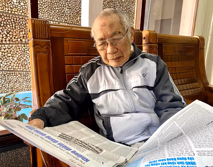 Lúc sinh thời ông Ngô Thành rất đều đặn đọc báo để nắm tin tức thời sự. Ảnh: M.T