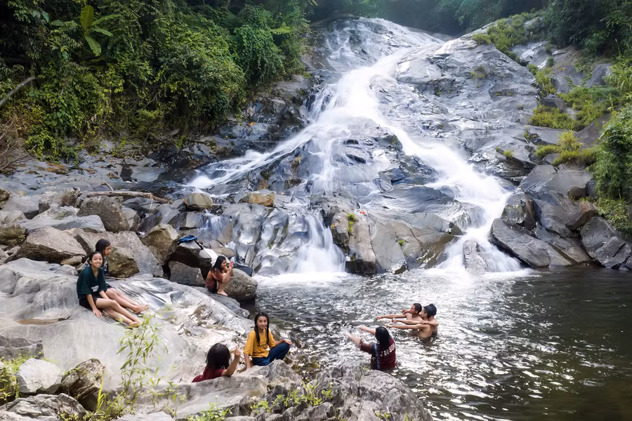 Người dân ở những làng gần thác Đăk Chè thường ra đây tắm, giặt vào mỗi buổi chiều