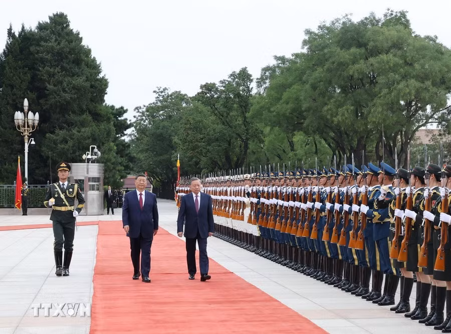 Tổng Bí thư, Chủ tịch nước Tô Lâm và Tổng Bí thư, Chủ tịch nước Trung Quốc Tập Cận Bình duyệt đội danh dự. (Ảnh: Trí Dũng/TTXVN)