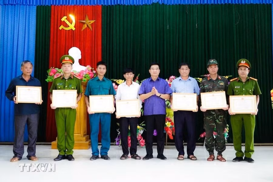UBND huyện Văn Yên (Yên Bái) khen thưởng 6 tập thể và 1 cá nhân trong việc tìm kiếm cháu bé đi lạc trong rừng. (Ảnh: TTXVN phát)