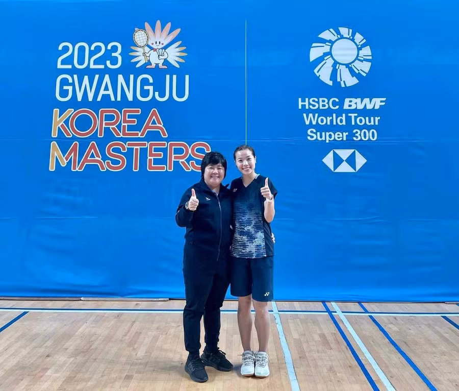 Nguyễn Thùy Linh (phải) có HLV đơn vị Đồng Nai đi cùng hỗ trợ tại giải Hàn Quốc Masters 2023. Ảnh: NVCC