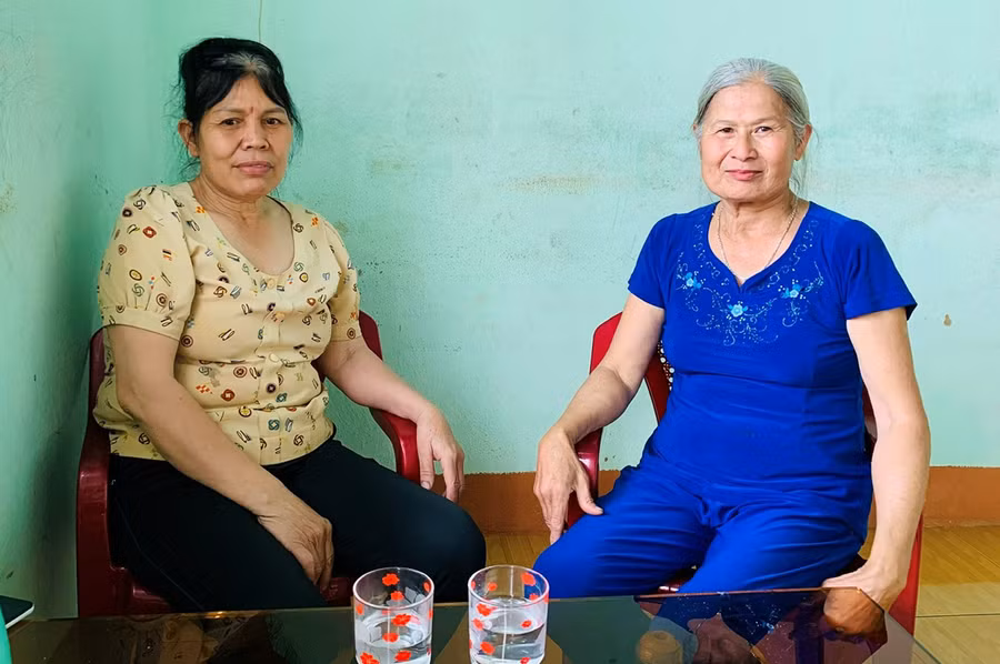 Bà Trịnh Thị Thanh Loan (67 tuổi, tổ 1, phường Trà Bá; bìa phải) đã tự nguyện hiến 209,4 m2 đất để giúp hộ nghèo. Ảnh: Anh Huy