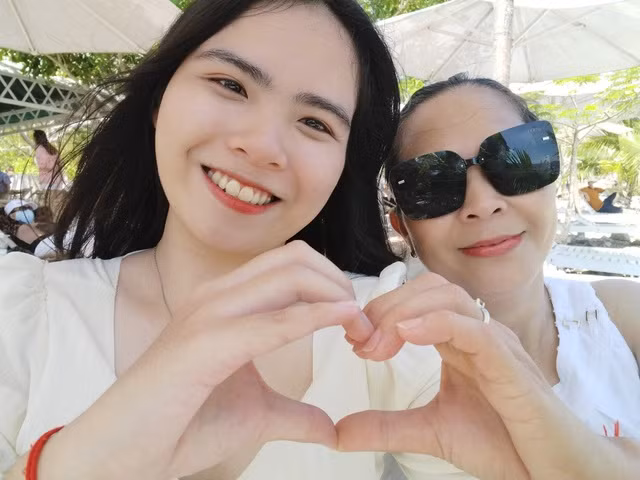 Anh Ngân và Kiều Anh cảm thấy may mắn vì còn có mẹ. Ảnh: NVCC
