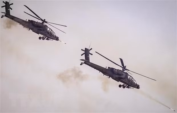 Máy bay AH-64 Apache của quân đội Mỹ tham gia tập trận ngày 30/6/2022. (Ảnh: AFP/TTXVN)
