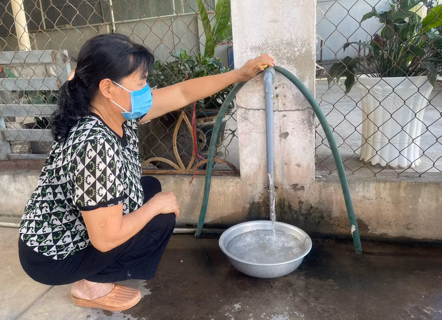 Nhiều người dân thị xã Ayun Pa phản ánh nguồn nước máy thường xuyên bị vẩn đục, nước chảy yếu và liên tục bị cắt. Ảnh: Vũ Chi