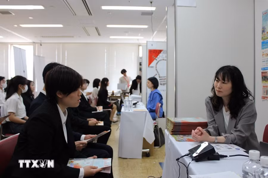 Chị Inoue Eri, đại diện Công ty Mori Kosan trao đổi thông tin với các bạn trẻ Việt Nam. (Ảnh: Phạm Tuân/TTXVN)