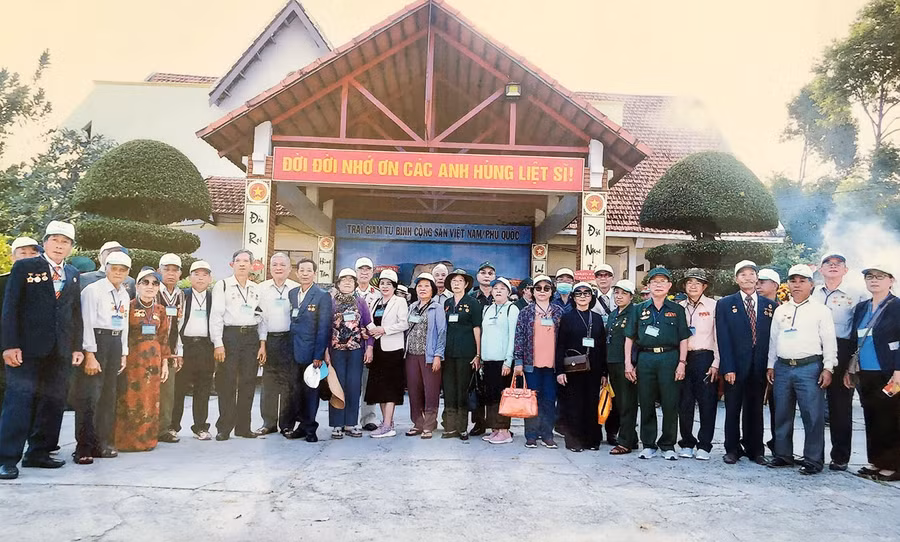 Các cựu tù chính trị yêu nước tỉnh và thân nhân tham gia lễ kỷ niệm 50 năm “Chiến thắng trở về” tại Phú Quốc (ảnh Hội Cựu tù chính trị yêu nước tỉnh cung cấp).