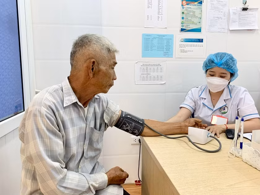 Bác sĩ Khoa Khám bệnh (Trung tâm Y tế huyện Chư Sê) thăm khám cho người dân. Ảnh: Như Nguyện Bác sĩ Khoa Khám bệnh (Trung tâm Y tế huyện Chư Sê) thăm khám cho người dân. Ảnh: Như Nguyện