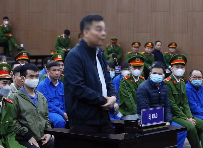 Bị cáo Chu Ngọc Anh, cựu Bộ trưởng Bộ Khoa học và Công nghệ khai báo trước toà. (Ảnh: Phạm Kiên/TTXVN)