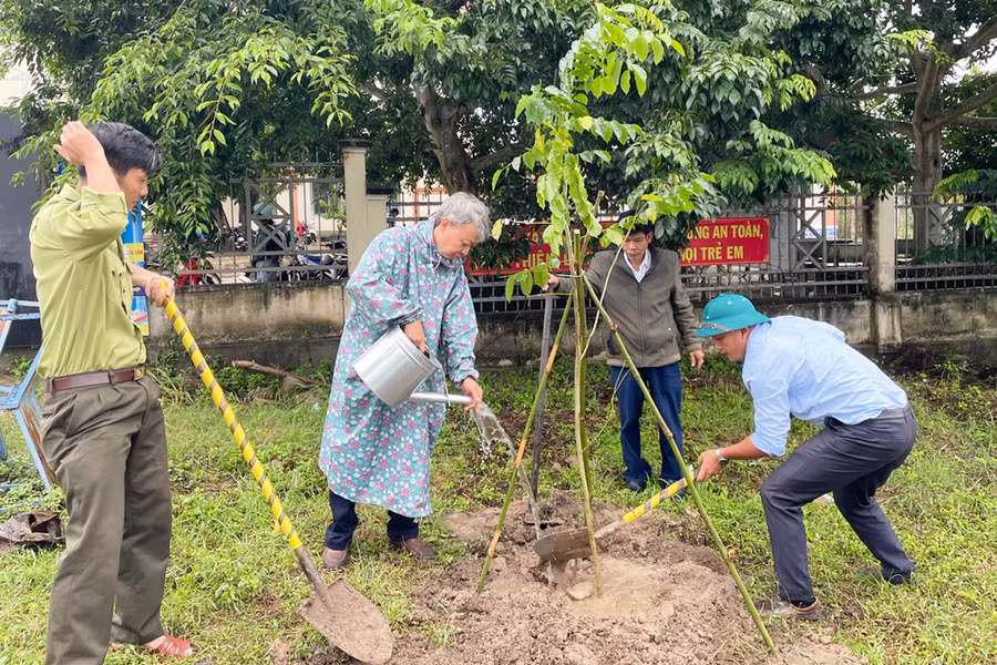 Lãnh đạo huyện Kông Chro trồng cây phân tán tại lễ phát động “Tết trồng cây đời đời nhớ ơn Bác Hồ”. Ảnh: Phương Liên
