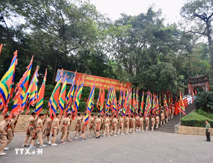 Đoàn rước kiệu lên Đền Hùng. Ảnh: Nhật Anh - TTXVN