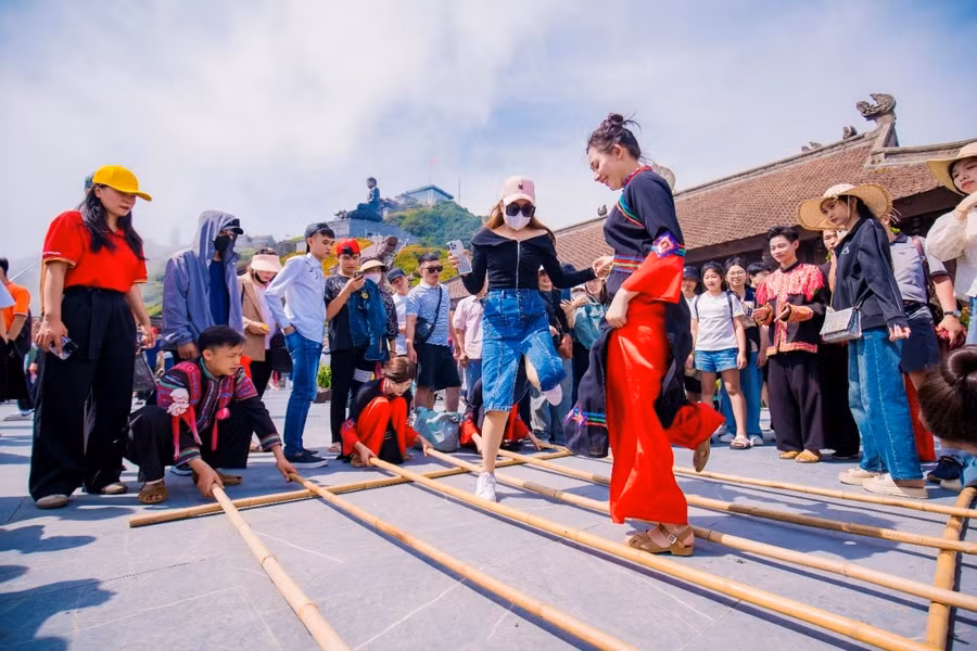 Các trò chơi dân gian đặc trưng vùng Tây Bắc được tổ chức khắp mọi nẻo đường lên đỉnh Fansipan