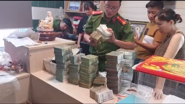 Công an khám xét, thu giữ nhiều ngoại tệ.