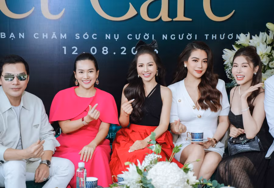 Trương Ngọc Ánh diện váy trắng cắt xẻ sâu ở ngực, tôn hình thể gợi cảm. Tại sự kiện, cô có dịp hội ngộ doanh nhân Anh Thơ (vợ Bình Minh), hot girl Thủy Anh... Đặc biệt, màn "chạm mặt" của nữ diễn viên Hương Ga với chồng cũ được mọi người quan tâm. Cả hai vẫn thoải mái chụp ảnh với nhau, cho thấy mối quan hệ văn minh sau đổ vỡ hôn nhân. Ảnh: NVCC