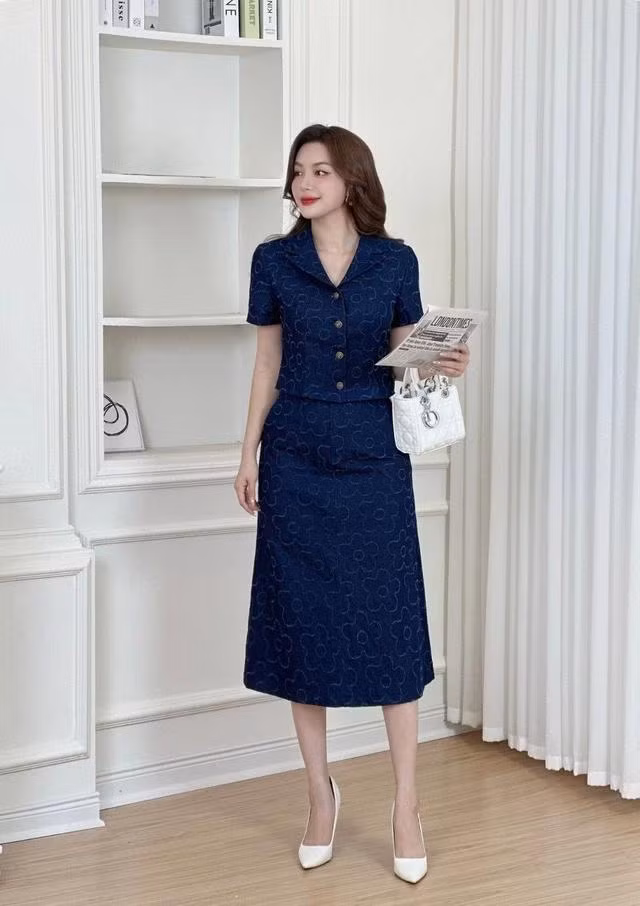 Thiết kế dáng áo lửng tinh tế, vừa vặn khoe khéo vòng eo thon gọn. Phối cùng chân váy xòe mềm mại, tạo sự thoải mái và tự do trong từng bước đi. Họa tiết hoa nổi trên nền denim không chỉ mang lại sự trẻ trung mà còn thể hiện vẻ phá cách. Set đồ là lựa chọn hoàn hảo cho những buổi dạo phố, cà phê hay những đêm hẹn hò lãng mạn