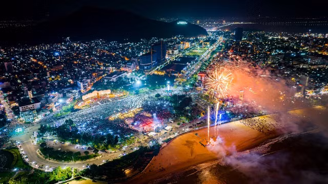 Hiện nay, Quy Nhơn đang bắt đầu chú trọng việc phát triển kinh tế đêm. Hiện nay, Quy Nhơn đang bắt đầu chú trọng việc phát triển kinh tế đêm.