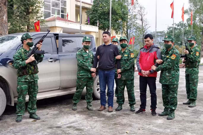Lực lượng chức năng dẫn giải các đối tượng người Trung Quốc về cơ quan điều tra